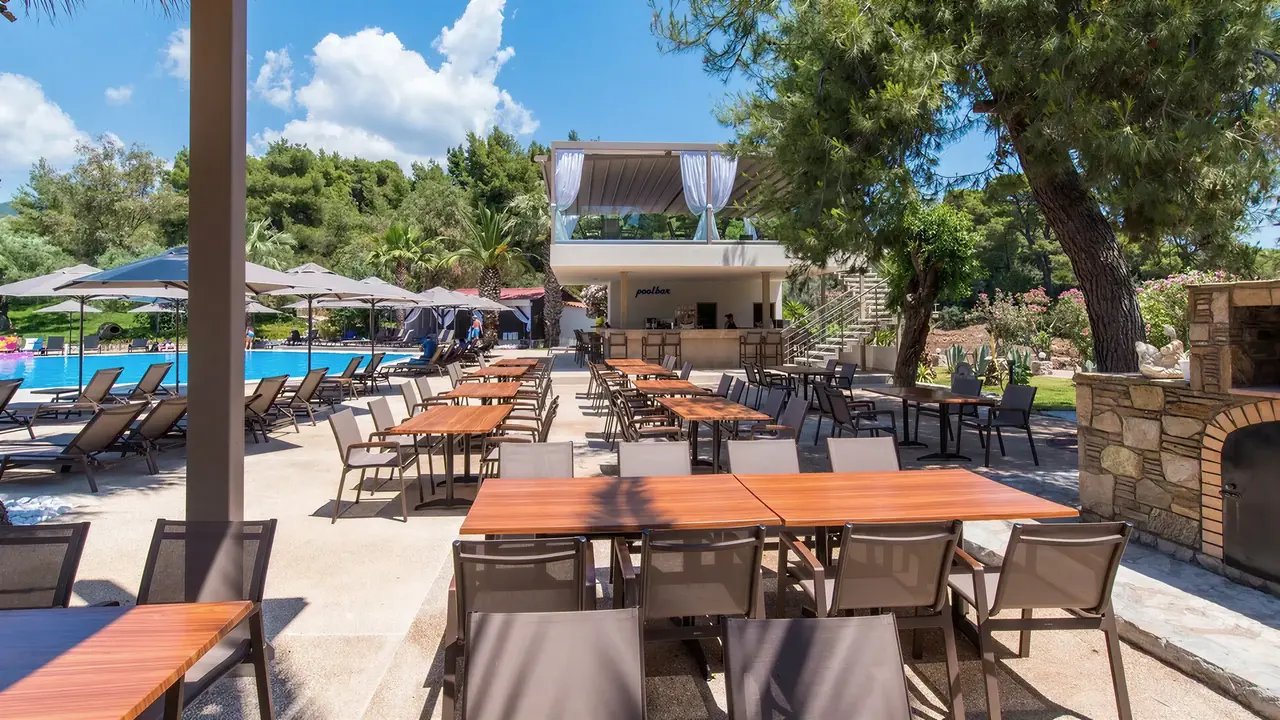 Stolik i krzesła w restauracji Poseidon Sea Resort