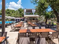 Stolik i krzesła w restauracji Poseidon Sea Resort