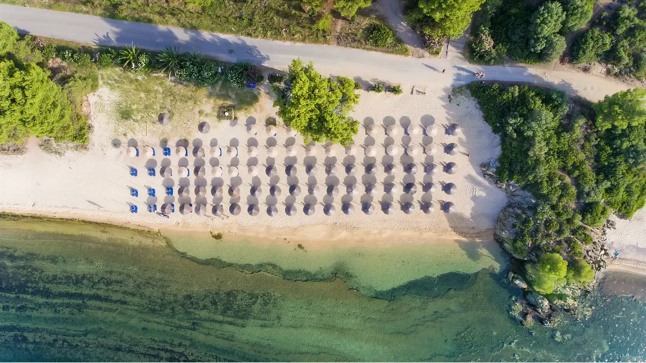 Plaża z parasolami w Poseidon Sea Resort