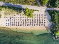 Plaża z parasolami w Poseidon Sea Resort
