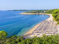 Plaża z parasolami i leżakami w Poseidon Sea Resort