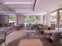 Restauracja w Poseidon Sea Resort z widokiem na basen