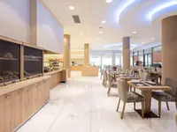 Restauracja w Poseidon Sea Resort z bufetem i stolikami