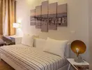 Wnętrze sypialni w Poseidon Sea Resort z łóżkiem