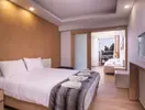 Nowoczesny pokój z łóżkiem w Poseidon Sea Resort 