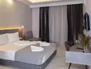 Nowoczesna sypialnia w hotelu Poseidon Sea Resort