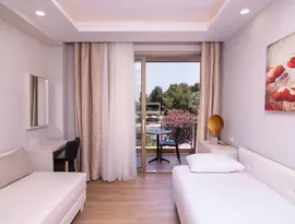 Wnętrze nowoczesnego pokoju w Poseidon Sea Resort z balkonem