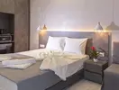 Nowoczesna sypialnia w Poseidon Sea Resort z dużym łóżkiem