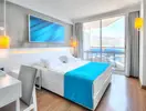 Nowoczesna sypialnia w hotelu Poseidon z widokiem