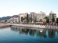 Widok na kompleks budynków Poseidon nad wodą