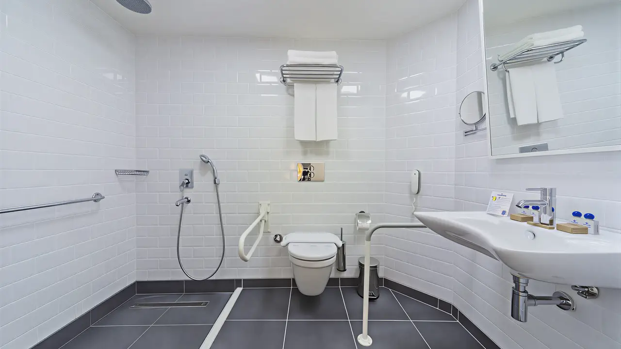 Łazienka w hotelu Poseidon z prysznicem i umywalką