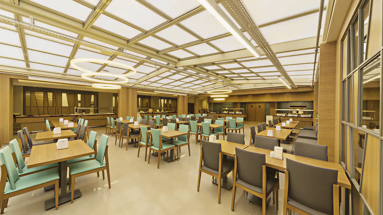 Restauracja w Poseidon z ustawionymi stolikami