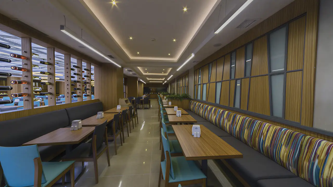 Restauracja z stolikami w hotelu Poseidon