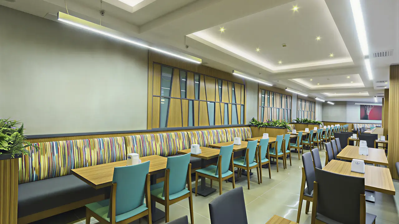 Restauracja w Poseidon z nowoczesnymi stolikami