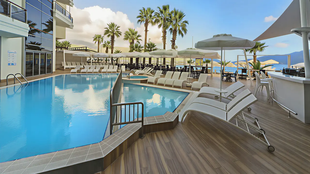 Basen i leżaki w hotelu Poseidon
