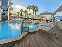 Basen i leżaki w hotelu Poseidon