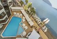 Widok na basen i plażę w Poseidon