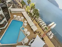 Widok na basen i plażę w Poseidon