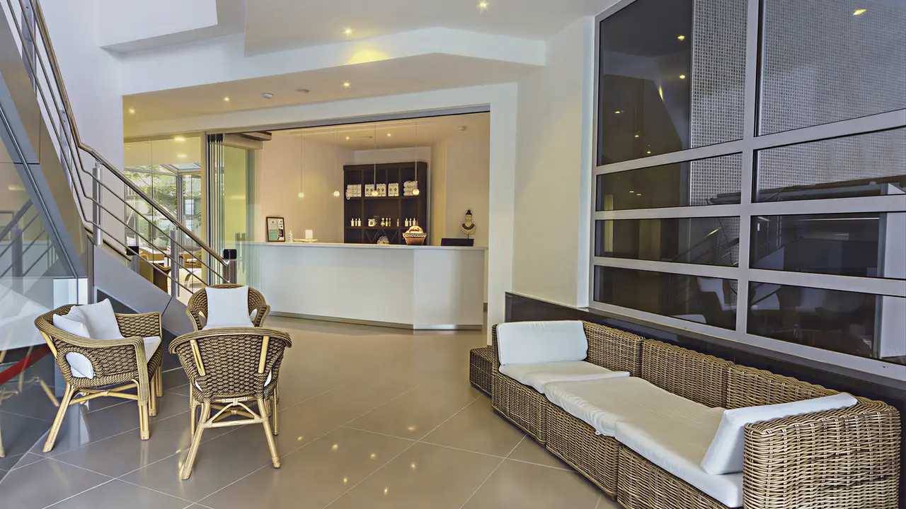 Wnętrze lobby w Poseidon z plecionymi meblami