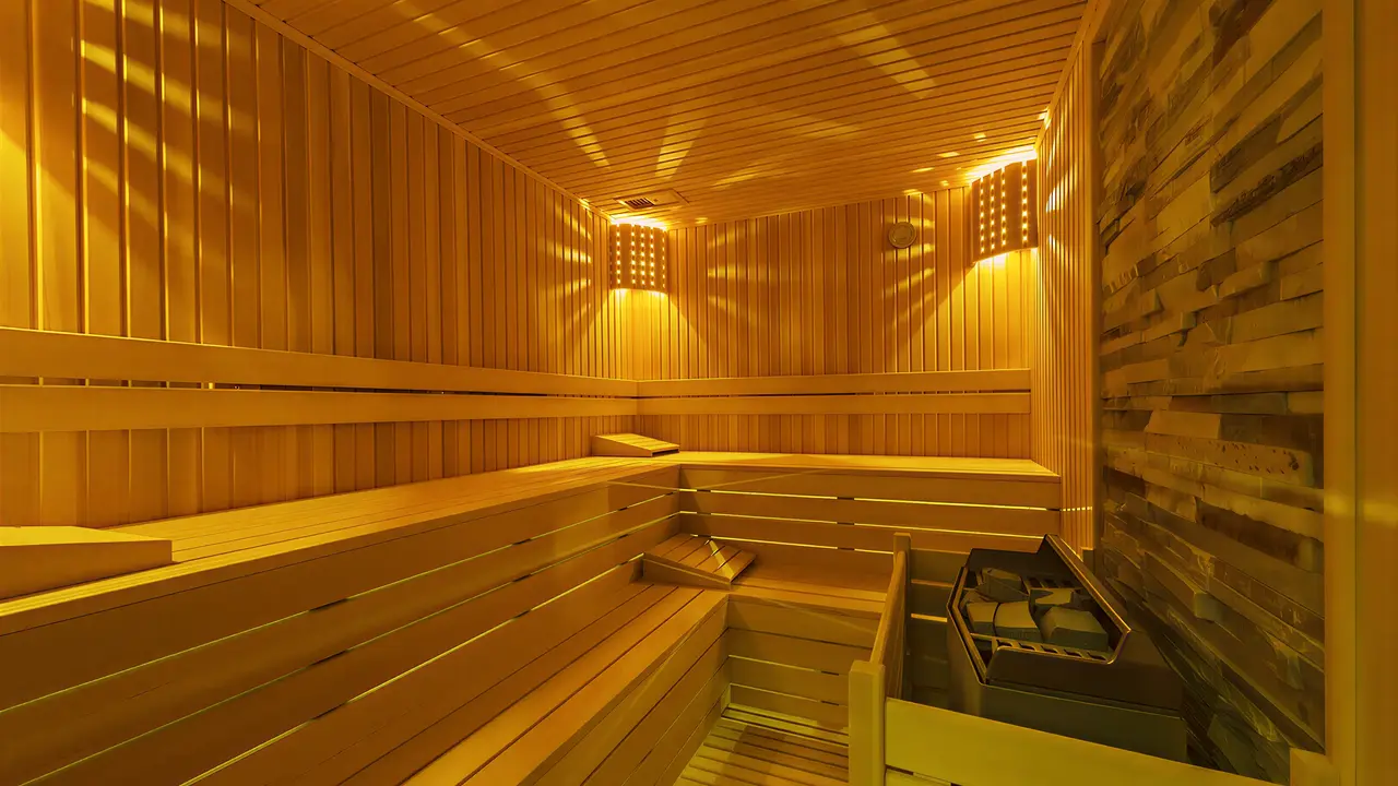 Drewniana sauna w hotelu Poseidon