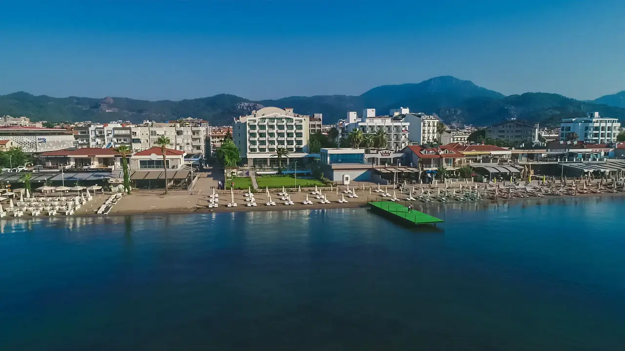 Widok na kompleks Premier Nergis Beach & SPA nad morzem