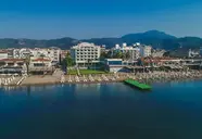 Widok na kompleks Premier Nergis Beach & SPA nad morzem