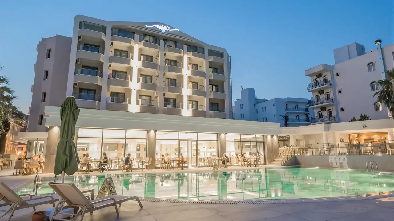 Basen i budynek hotelu Premier Nergis Beach & SPA