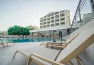 Basen i leżaki w hotelu Premier Nergis Beach & SPA