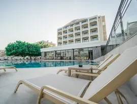 Basen i leżaki w hotelu Premier Nergis Beach & SPA