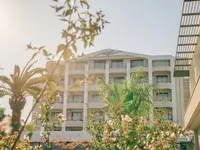 Elewacja budynku Premier Nergis Beach & SPA otoczona zielenią
