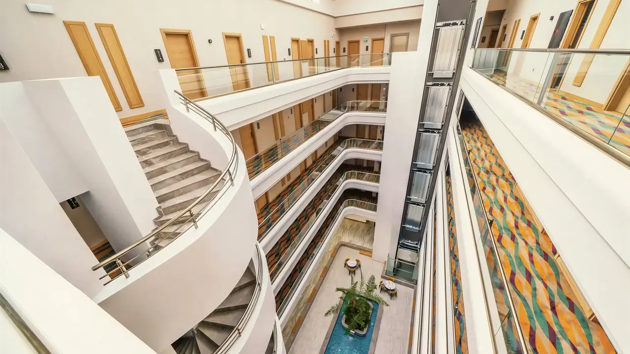 Wnętrze z klatką schodową w Premier Nergis Beach & SPA