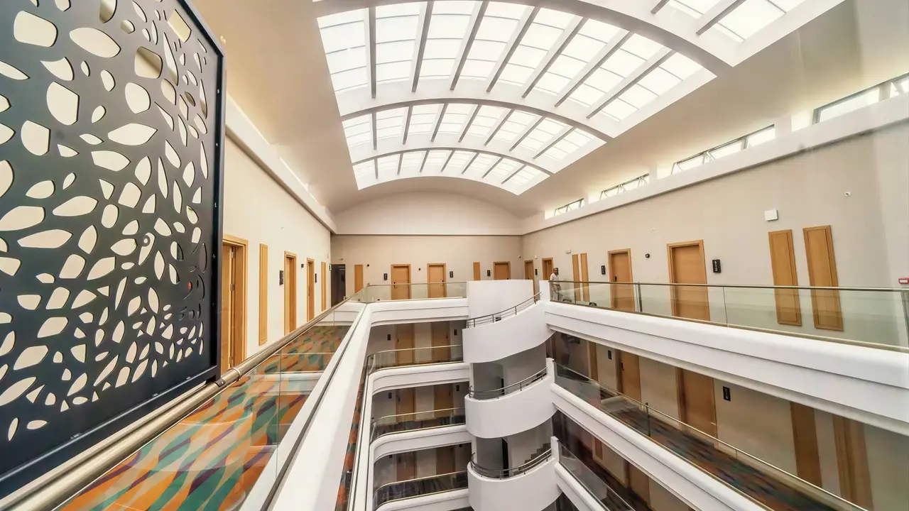 Wnętrze z korytarzami i schodami w Premier Nergis Beach & SPA