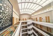 Wnętrze z korytarzami i schodami w Premier Nergis Beach & SPA