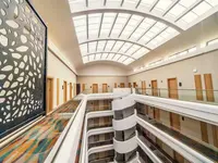 Wnętrze z korytarzami i schodami w Premier Nergis Beach & SPA