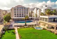 Widok na budynki i basen Premier Nergis Beach & SPA