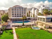 Widok na budynki i basen Premier Nergis Beach & SPA