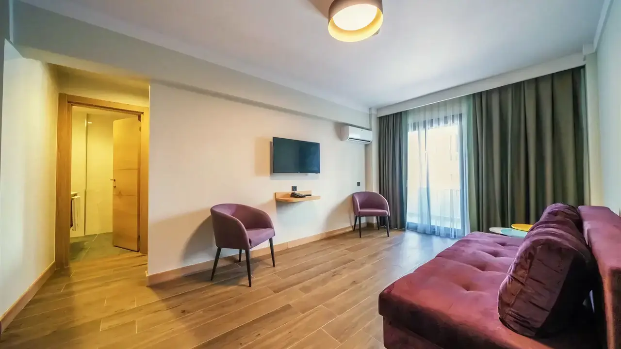 Wnętrze pokoju z sofą w Premier Nergis Beach & SPA