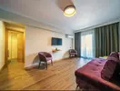 Wnętrze pokoju z sofą w Premier Nergis Beach & SPA