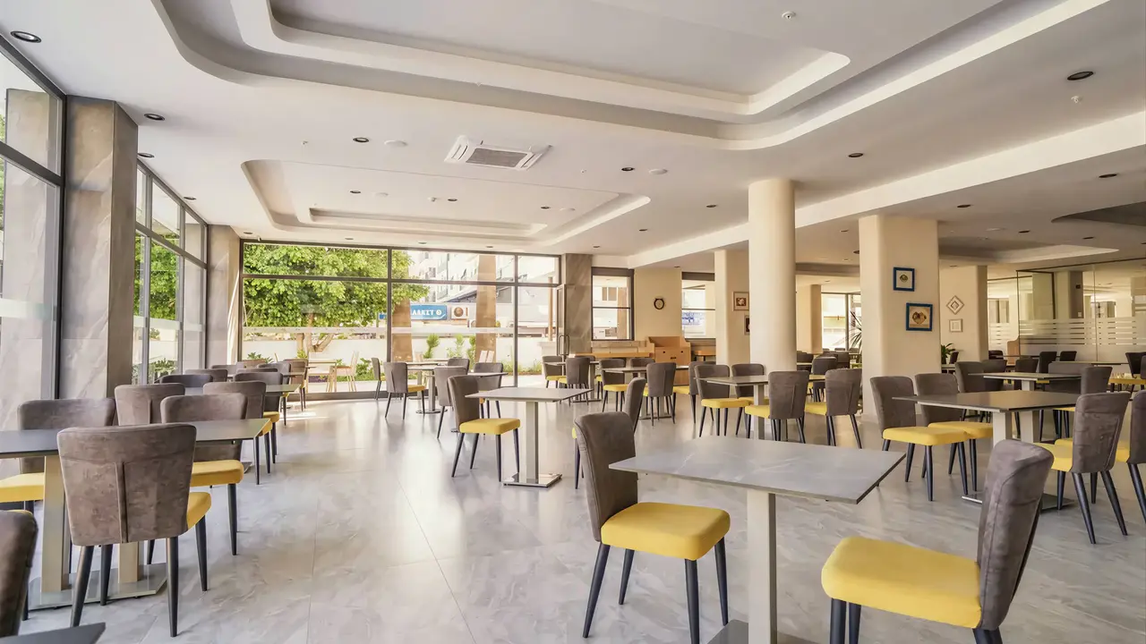 Restauracja w Premier Nergis Beach & SPA z nowoczesnymi stolikami