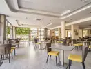 Restauracja w Premier Nergis Beach & SPA z nowoczesnymi stolikami