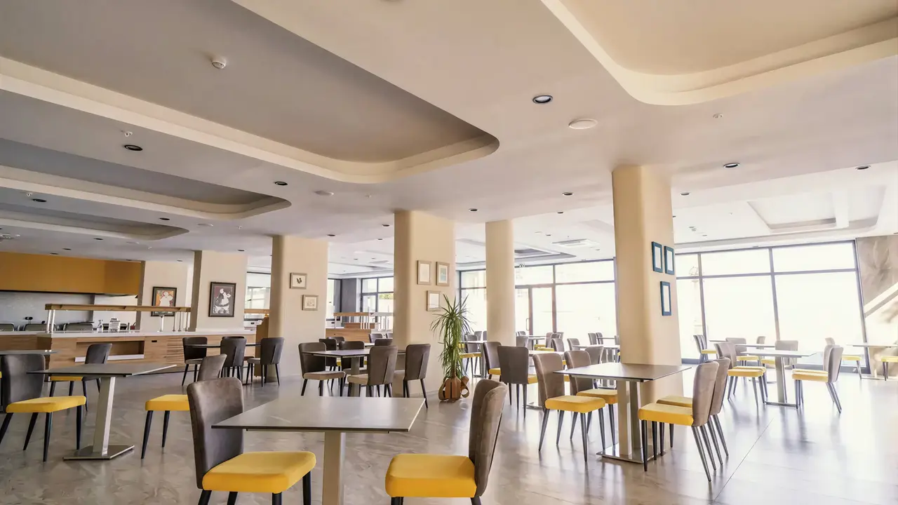 Jadalnia z zestawami stolików w Premier Nergis Beach & SPA