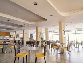 Jadalnia z zestawami stolików w Premier Nergis Beach & SPA
