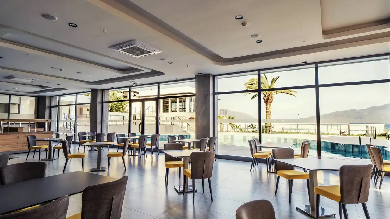 Restauracja w Premier Nergis Beach & SPA z widokiem na basen