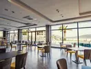 Restauracja w Premier Nergis Beach & SPA z widokiem na basen