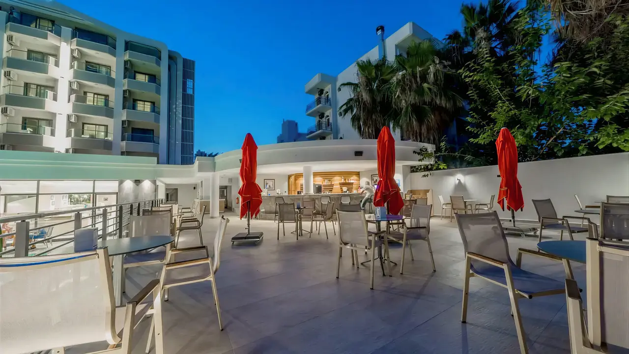 Taras restauracyjny z stolikami w Premier Nergis Beach & SPA