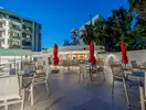 Taras restauracyjny z stolikami w Premier Nergis Beach & SPA