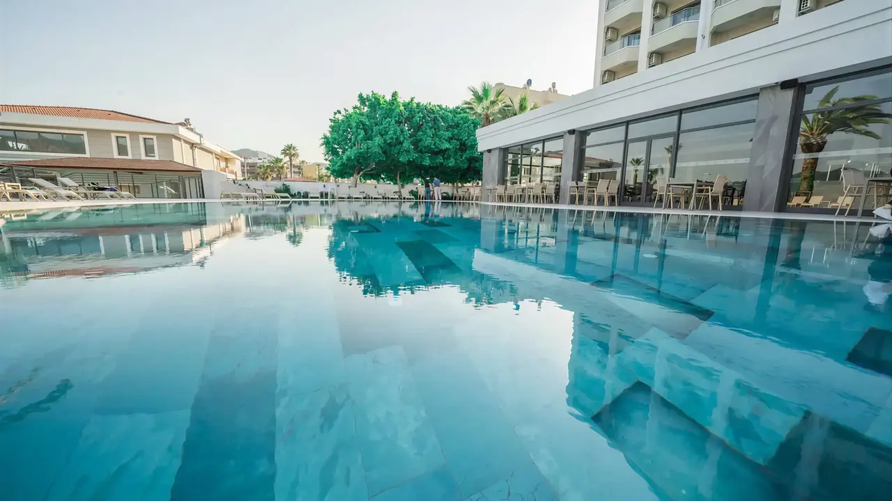 Basen zewnętrzny w hotelu Premier Nergis Beach & SPA