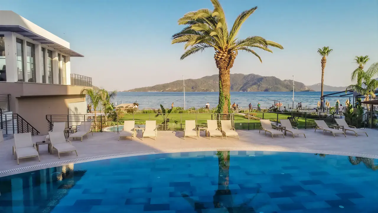 Basen z leżakami w Premier Nergis Beach & SPA nad morzem