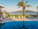 Basen z leżakami w Premier Nergis Beach & SPA nad morzem