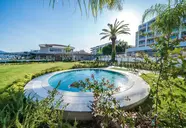 Okrągły basen w ogrodzie Premier Nergis Beach & SPA